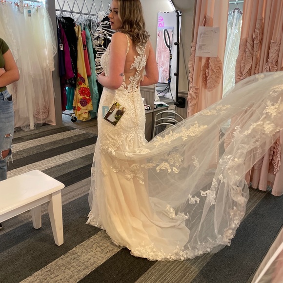 Essense of Australia d2208 Wedding Dress - Picture 4 of 9